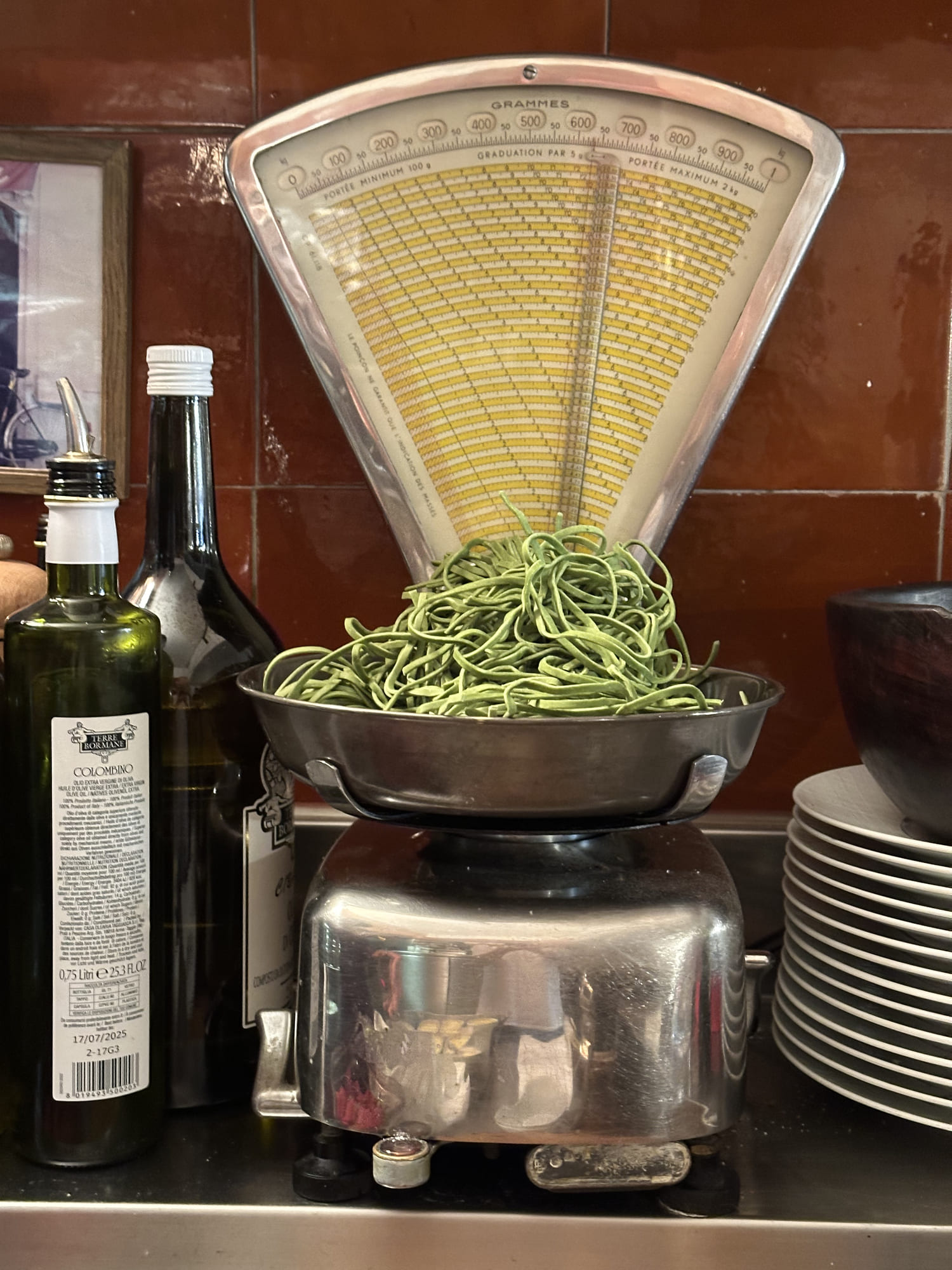 pates au pistou sur une balance de cuisine